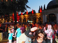 Vor der Showbühne im Badepark